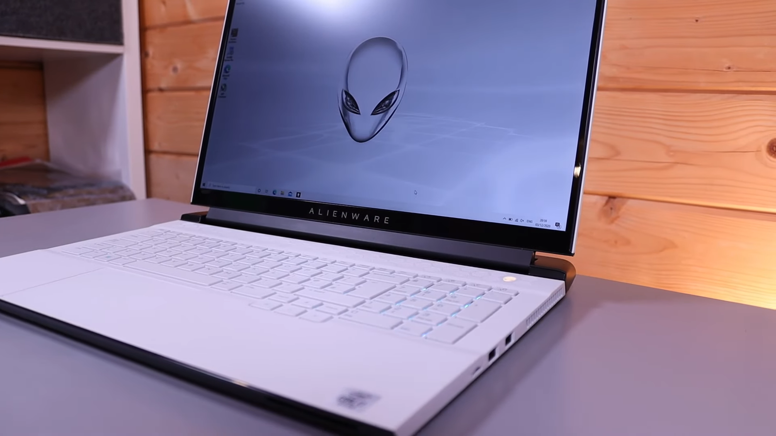 Dell Alienware Area 51M R2 vs M17 R3 